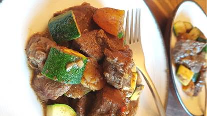Beef stew with zucchini and apricots